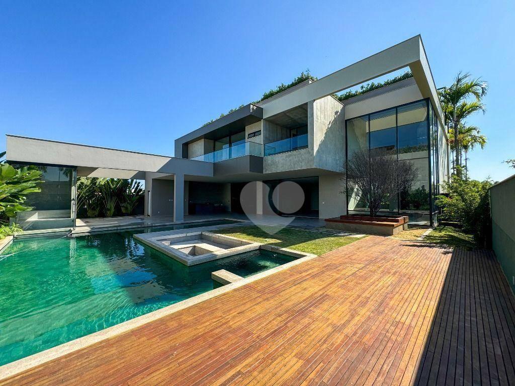 Casa triplex nova com 4 suítes e lazer no Alphaville