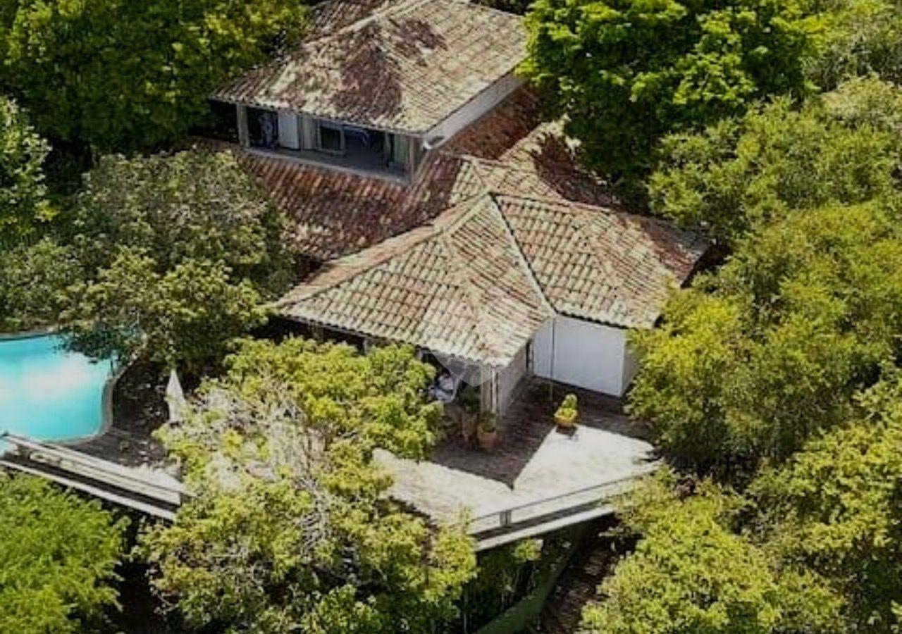 Linda casa em Búzios com projeto do arquiteto Octavio Raja Gabaglia