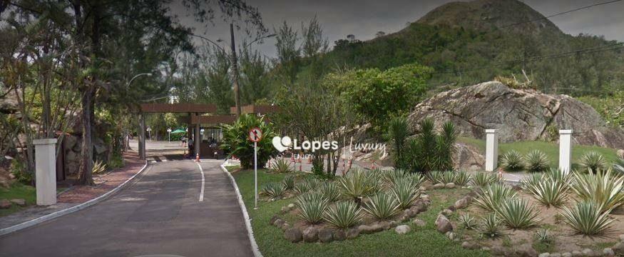 Residencia salão três suites dependências condomínio com infra estrutura, ônibus e praia em frente ao condomínio