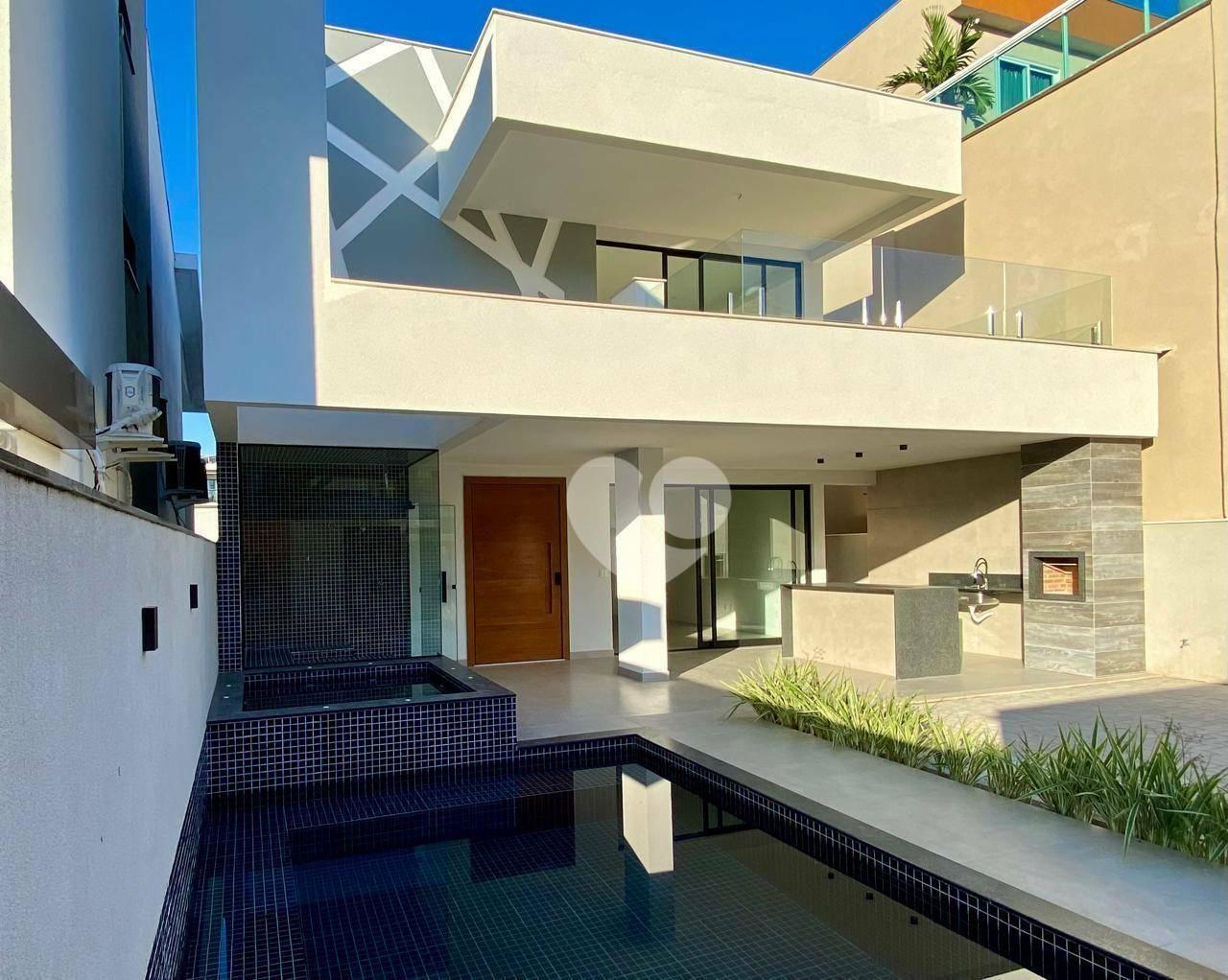 Casa Alto Padrão, á venda  4 Quartos, Sauna, Piscina, Hidro e Churrasqueira - Vazia e Pronta para Morar